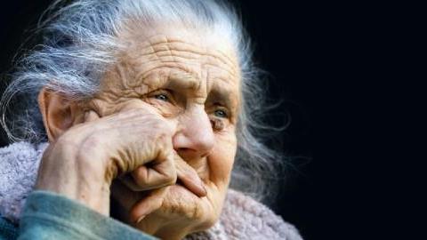 Η πραγματική μοναξιά έχει ρυτίδες και λέγεται «τρίτη ηλικία»